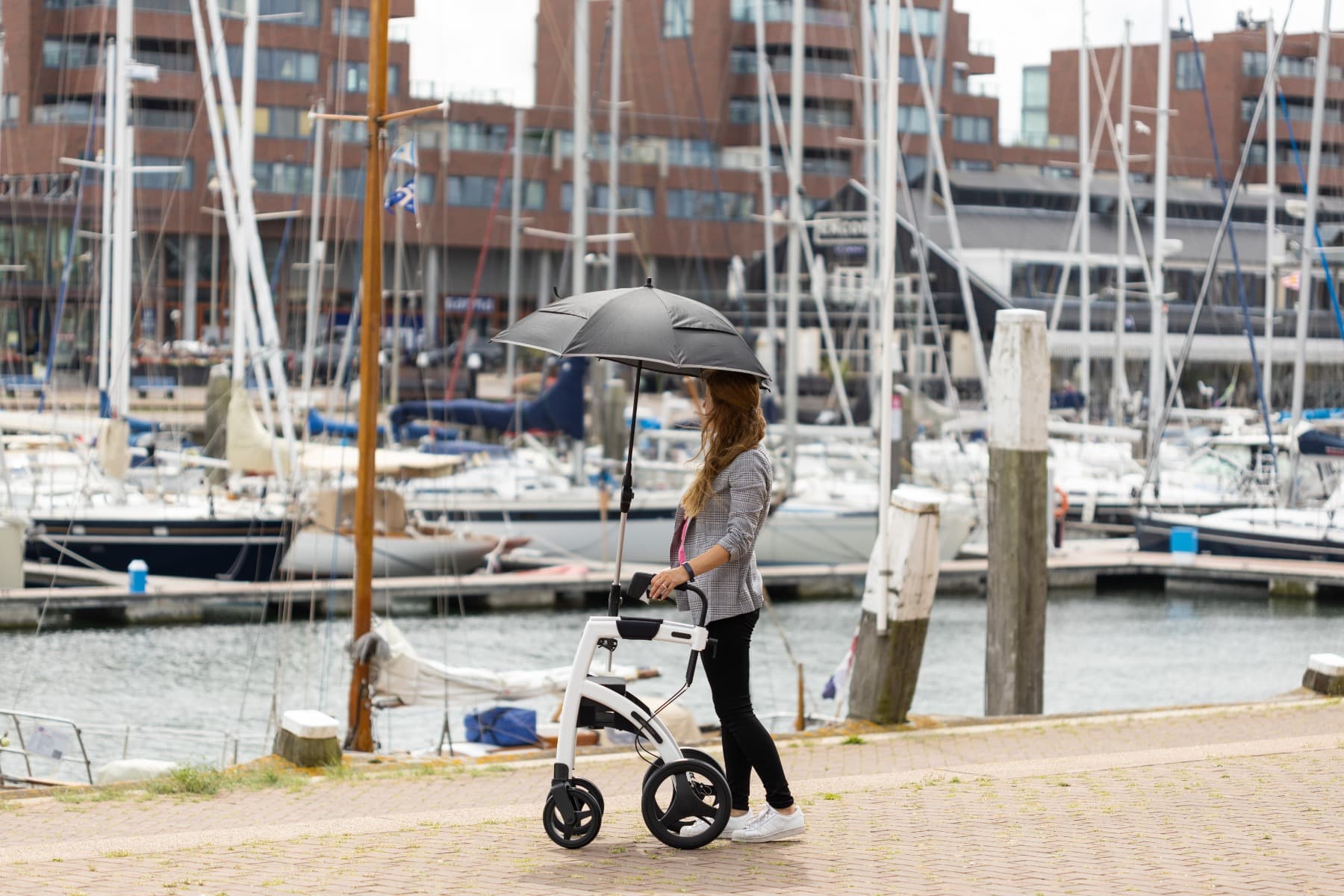 Door hun lage gewicht zijn onze lichtgewicht binnen rollators erg geschikt voor uitjes en voor onderweg.