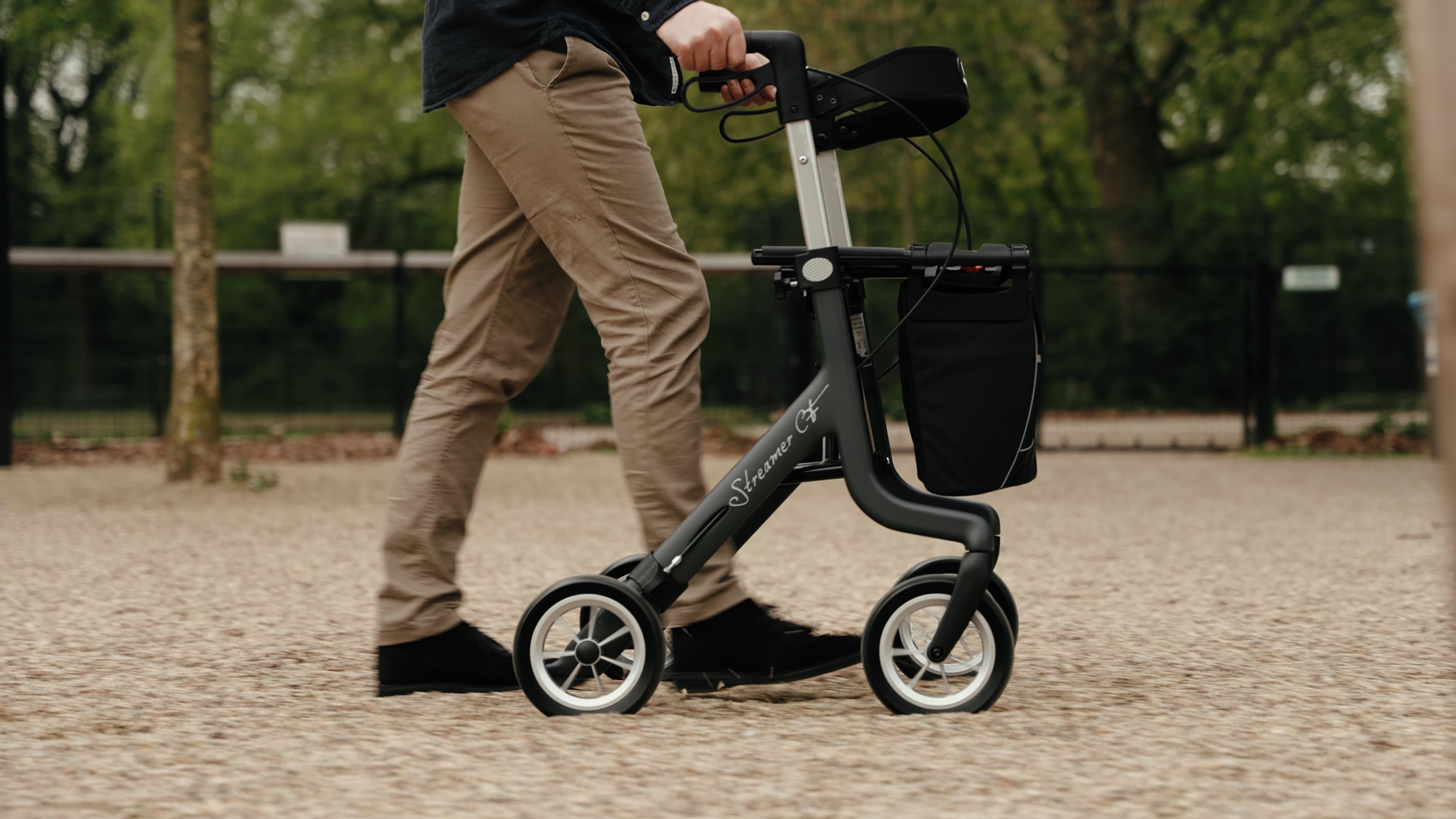 Door hun lage gewicht zijn onze lichtgewicht binnen rollators erg geschikt voor uitjes en voor onderweg.