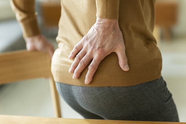 Lees hier meer over de hulpmiddelen die jou kunnen ondersteunen bij een heupfractuur.