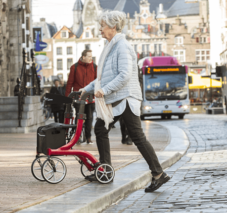 Door hun lage gewicht zijn onze lichtgewicht binnen rollators erg geschikt voor uitjes en voor onderweg.