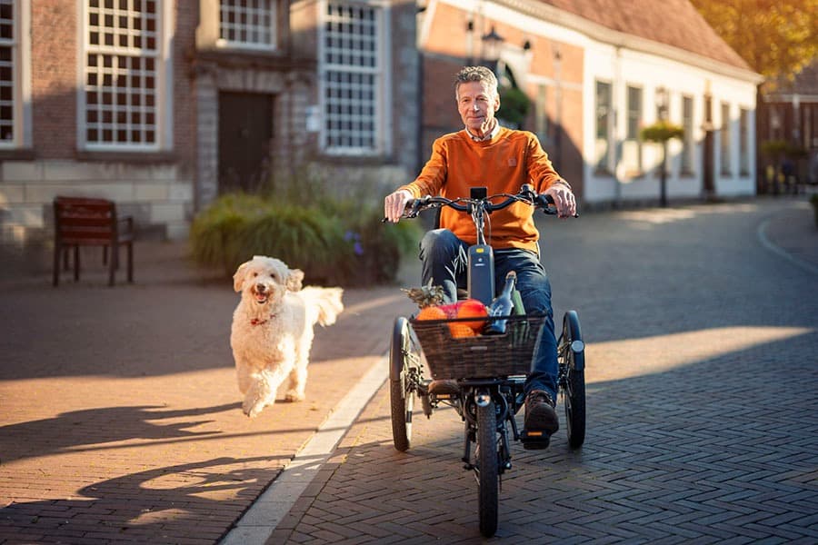 Huka Cortes XS driewielfiets voor klein volwassenen of kinderen sfeerfoto man met hond