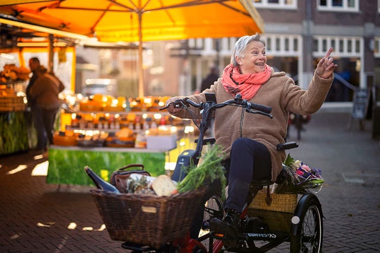 Huka Cortes XS driewielfiets voor klein volwassenen of kinderen sfeerfoto op de markt
