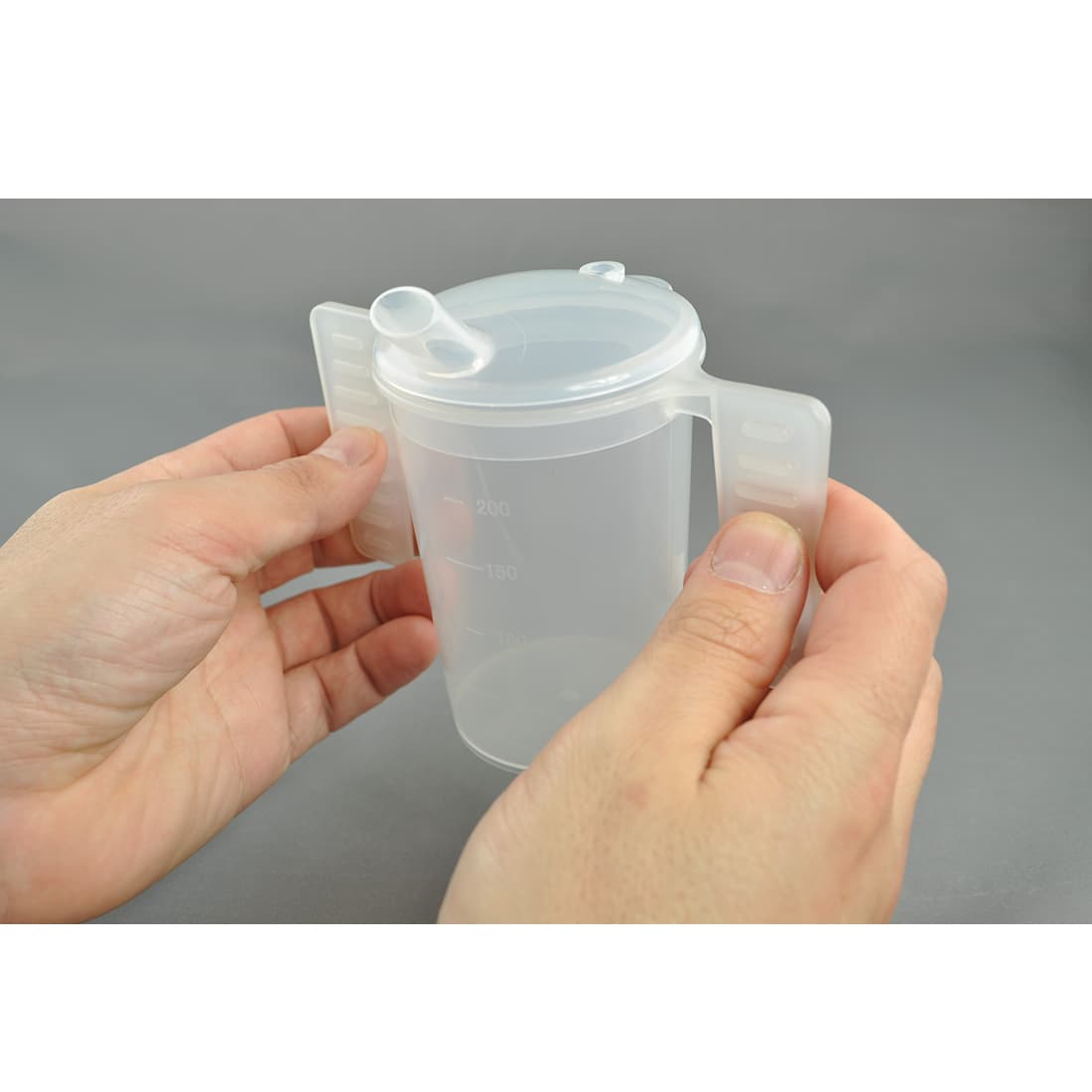 Drinkbeker met lange tuit en handgrepen