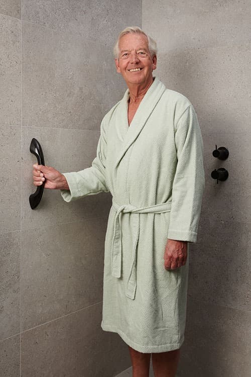 SecuCare wandbeugel Curve zwart sfeerbeeld