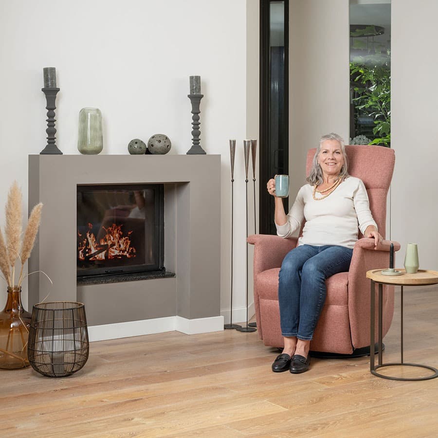 Wellco Fitform 633 Wellness sta-opstoel sfeerbeeld mevrouw in stoel in neutraalstand