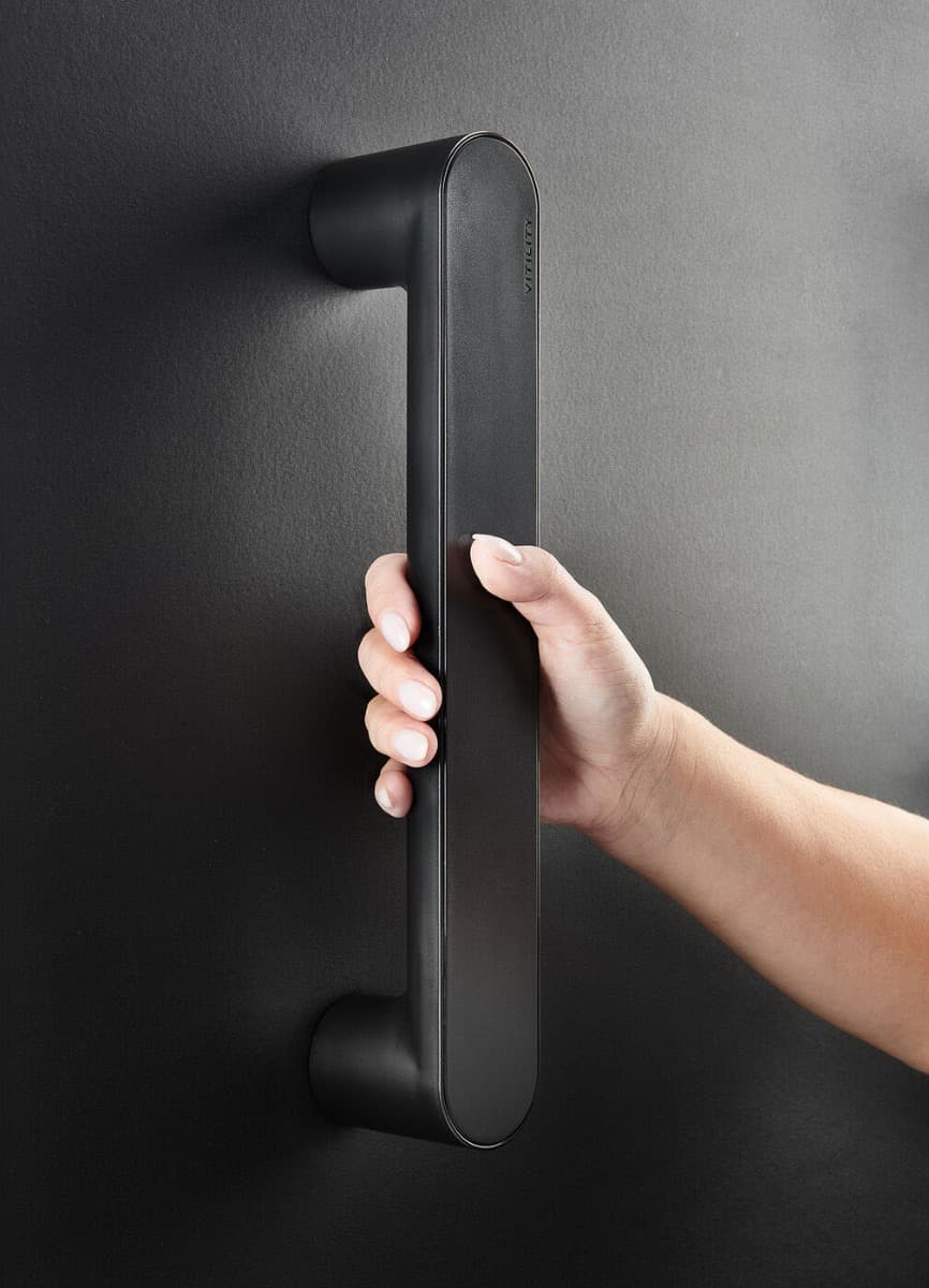 Vitility wandbeugel - zwart aan de muur