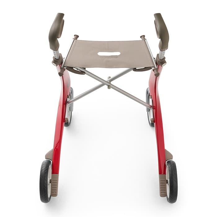 byACRE rode carbon lichtgewicht rollator met omgekeerde handvatten en weekendtas rood achteraanzicht