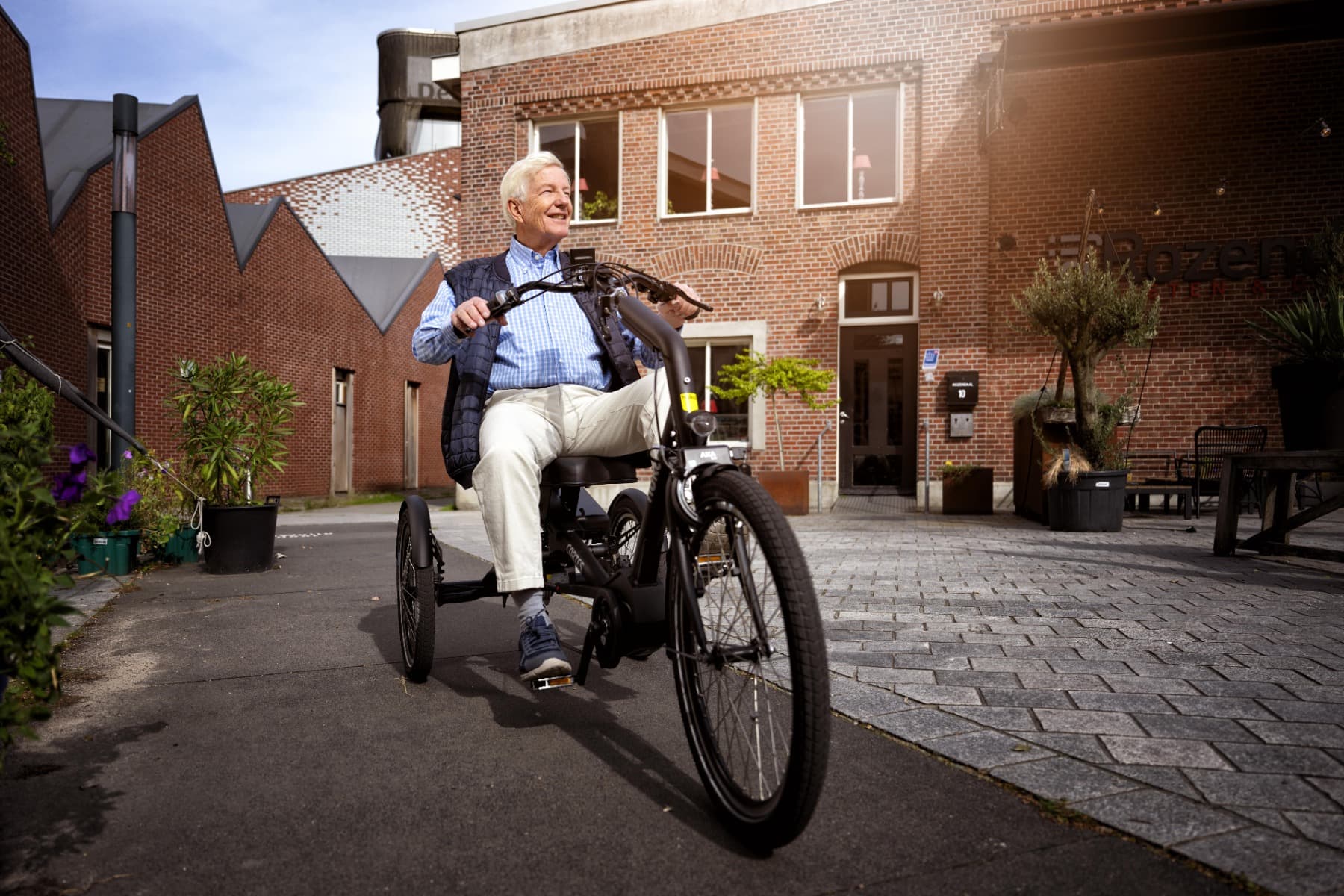 Huka Cortes driewielfiets sfeerbeeld man fietsend door de straten