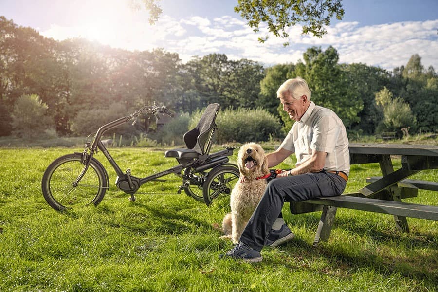 Huka Cortes driewielfiets sfeerbeeld man met hond picnic