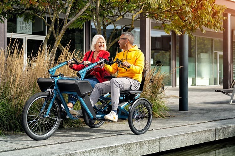 Huka Orthros duofiets zilver zijaanzicht sfeerbeeld samen op de fiets