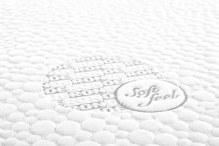 Deron Bloq koudschuimmatras en traagschuimmatras met ondersteuning in schouders en heupen detail micro-tencelhoes close up