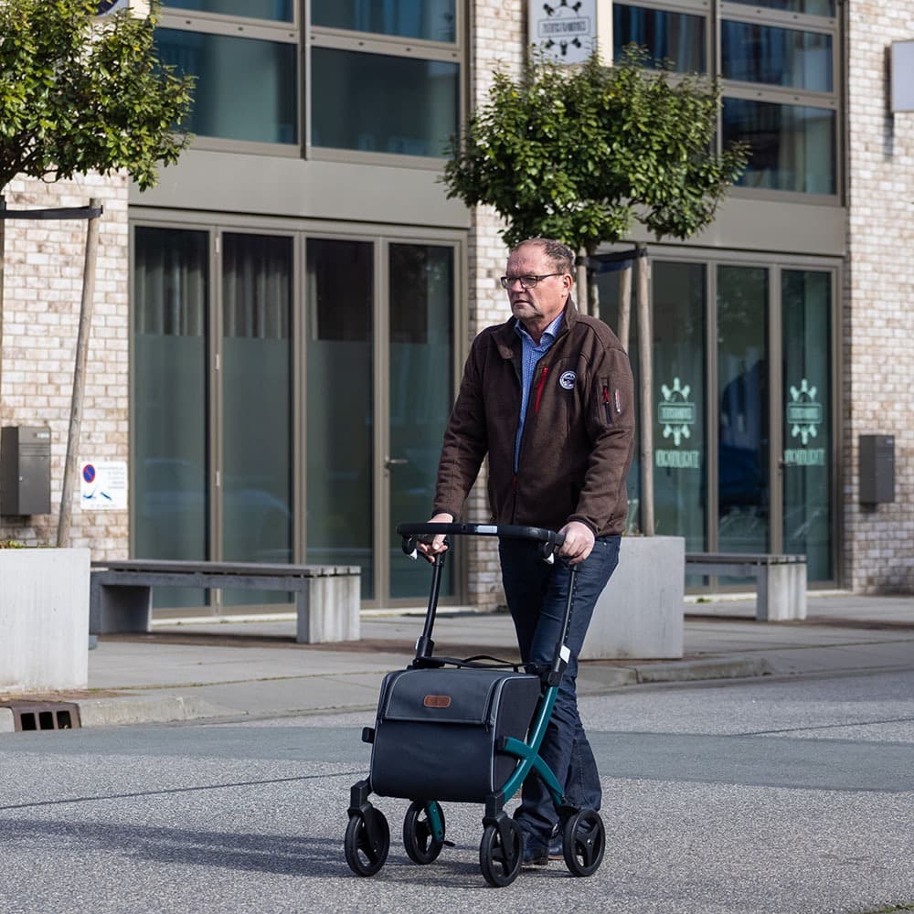Rollz Flex 2 rollator boodschappenrollator sfeerbeeld man loopt met rollator