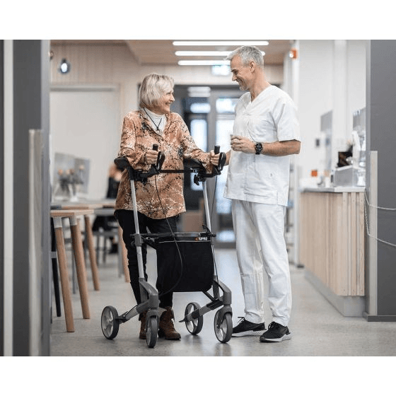 Topro Troja Walker 2 zilverkleurig rollator met onderarmschalen sfeerbeeld