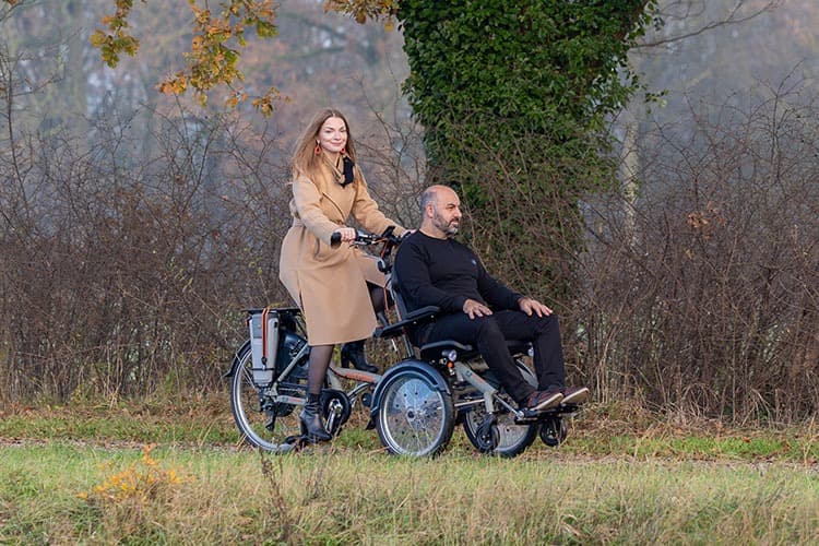 Van Raam OPair rolstoelfiets sfeerbeeld samen fietsen
