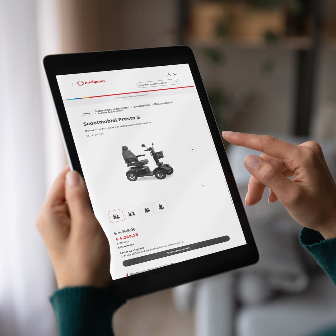 Tablet met website met scootmobielen