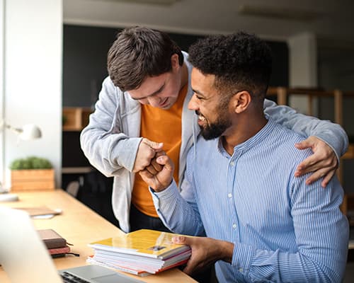 Soms gaat een verstandelijke beperking ook samen met een lichamelijke of psychische aandoening. We hebben op een rij gezet welke hulpmiddelen jou kunnen ondersteunen. Soms gaat een verstandelijke beperking ook samen met een lichamelijke of psychische aandoening. We hebben op een rij gezet welke hulpmiddelen jou kunnen ondersteunen.