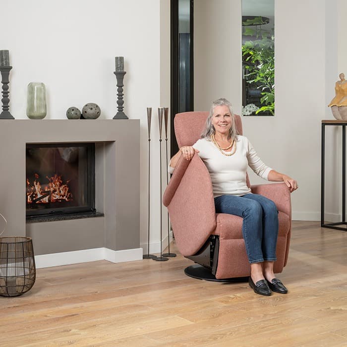 Wellco Fitform 633 Wellness sta-opstoel sfeerbeeld wegzwenkbaar zijpaneel