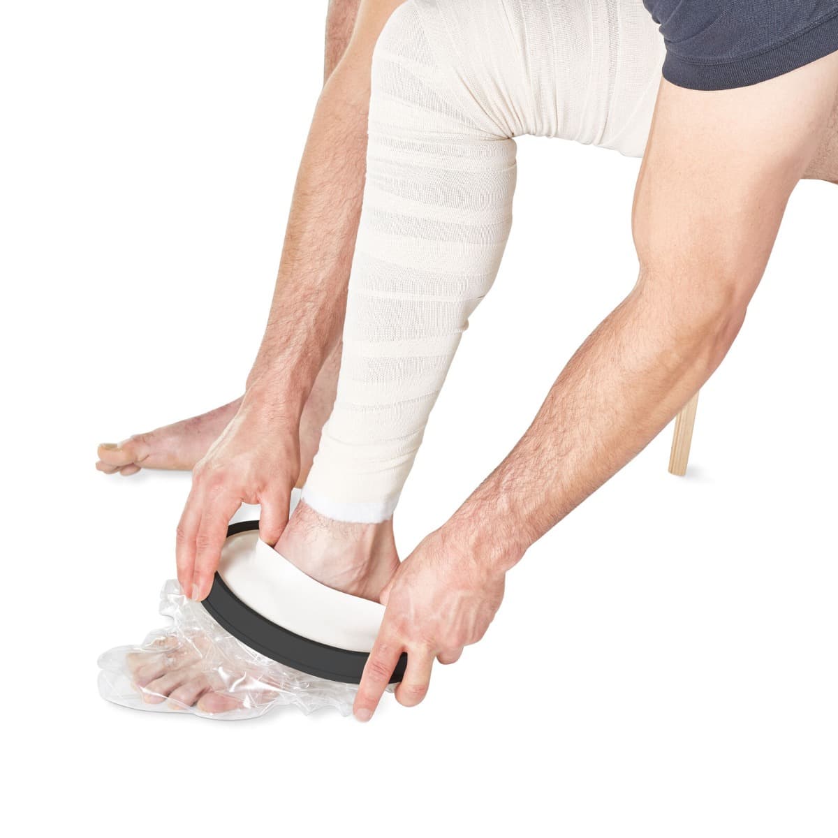 Douchehoes been heel volwassene steek voet door de opening