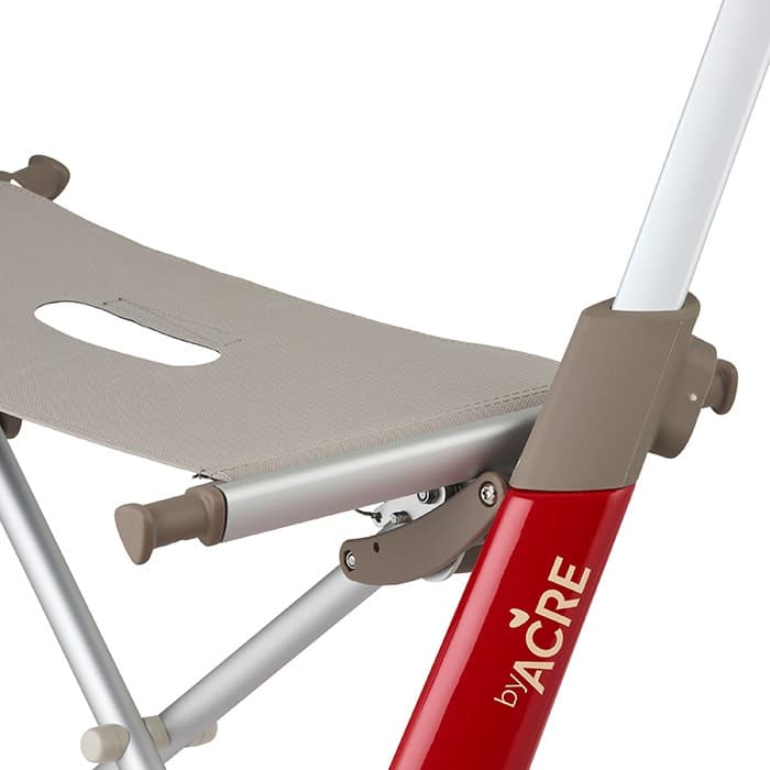 byACRE rode carbon lichtgewicht rollator met omgekeerde handvatten en weekendtas rood zitting