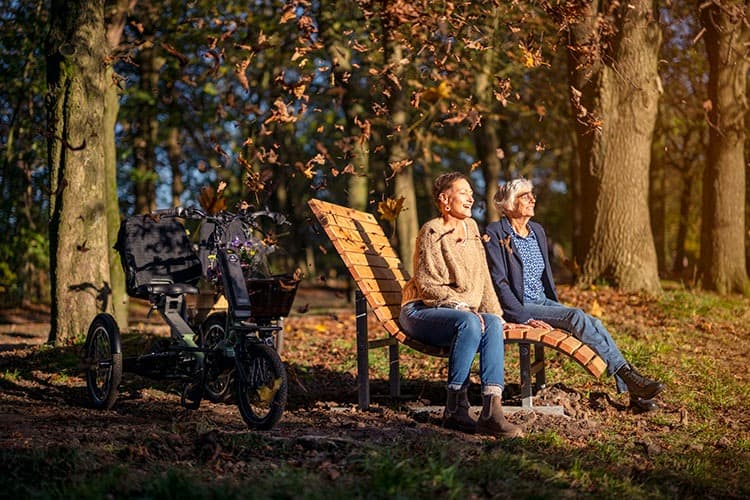 Huka Cortes XS driewielfiets voor klein volwassenen of kinderen sfeerfoto vrouwen op bankje