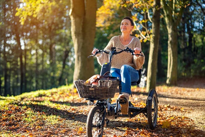 Huka Cortes XS driewielfiets voor klein volwassenen of kinderen sfeerfoto fietsen in de natuur
