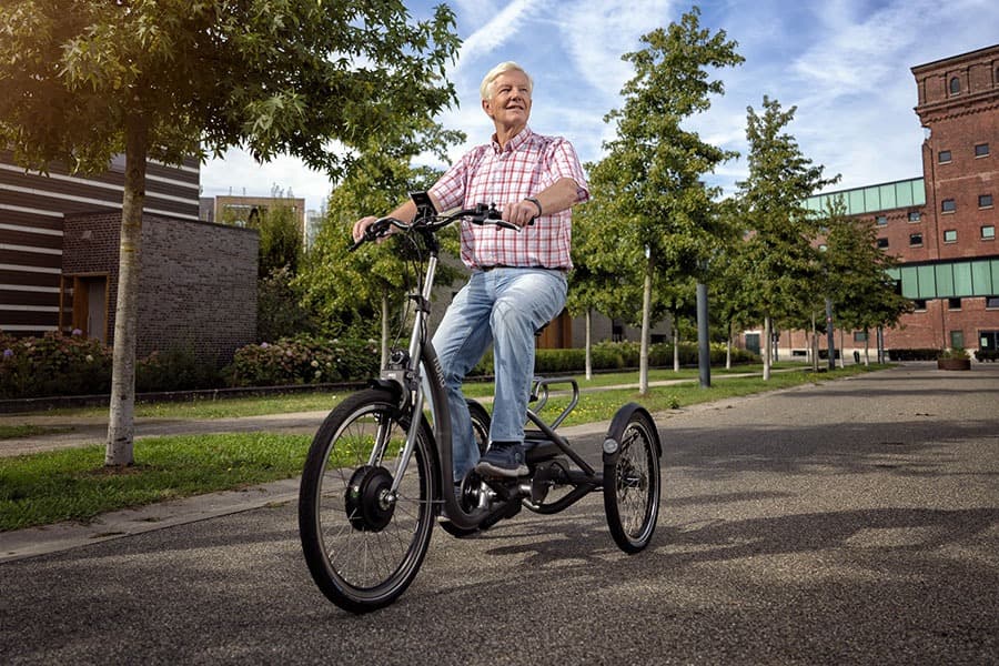 Huka hoge driewielfiets City grijs sfeerbeeld man op fiets