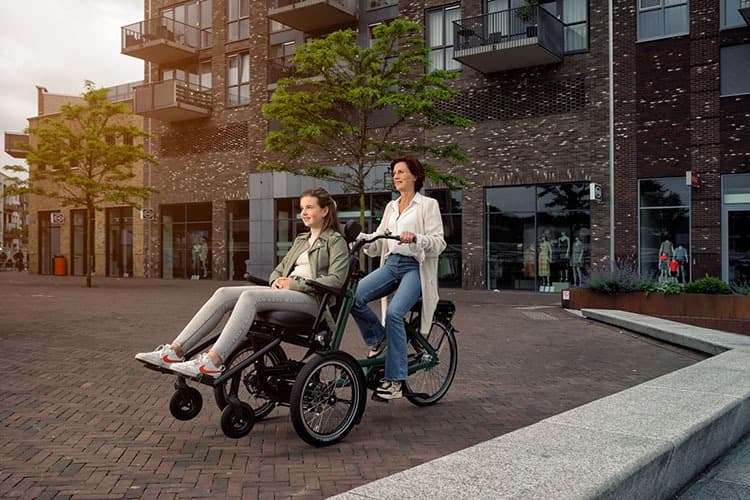 Huka Diaz rolstoelfiets met afneembare rolstoel sfeerbeeld tiener op fiets