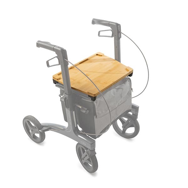 Rollz Air dienblad voor de carbon rollator gemaakt van bamboe op de rollator