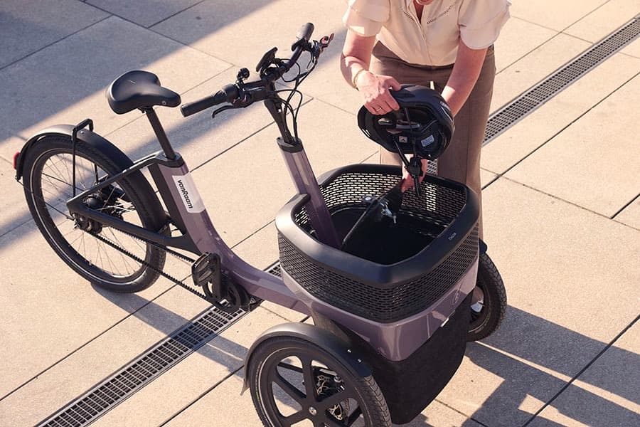 Van Raam Thuja driewielfiets met twee voorwielen en een bagage bak aan de voorkant sfeerbeeld open bagagebak