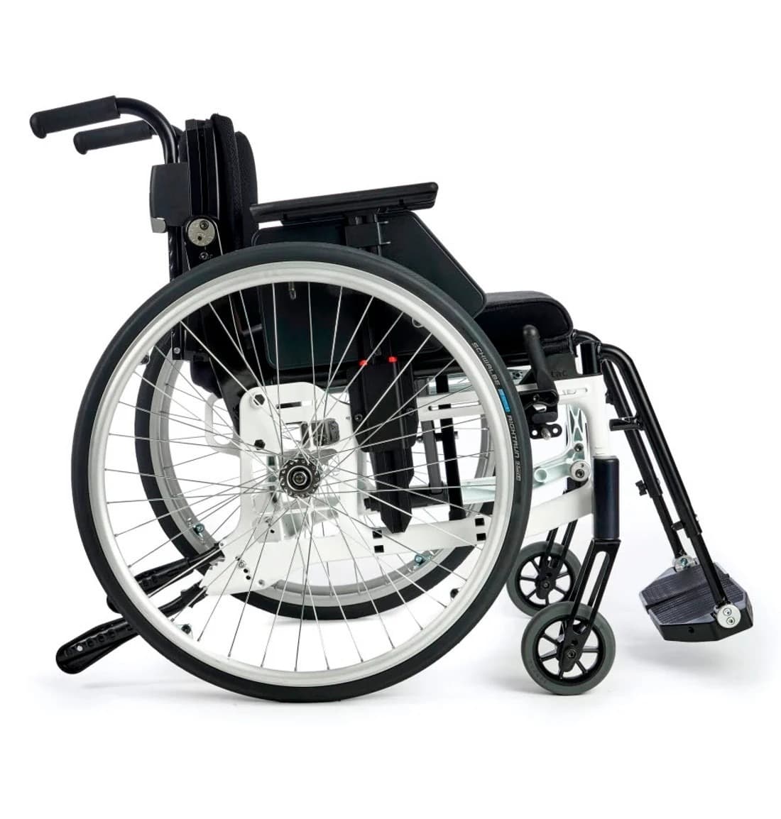 Etac Cross 6 maatwerk rolstoel met gevormde zitting, voetsteunen, duwhandvatten en armleuningen zwarte bekleding en zwart met grijs frame zijaanzicht anti-kiepwielen