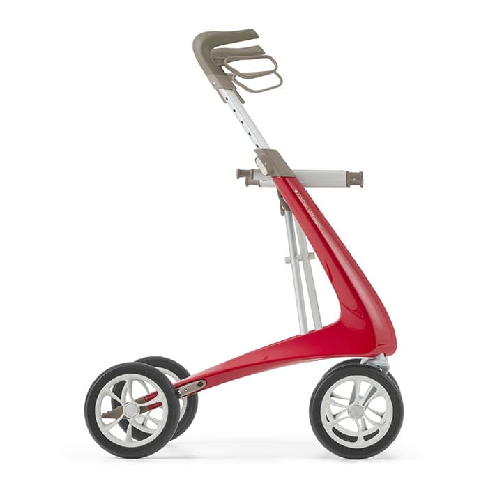 byACRE rode carbon lichtgewicht rollator met omgekeerde handvatten en weekendtas rood zijkant