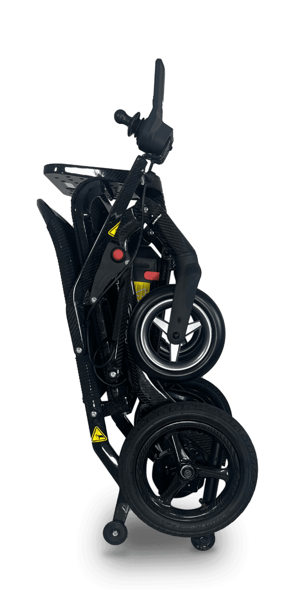 Pride Mobility Jazze Carbon Ultra Lite elektrische rolstoel zwart met mesh rugleuning, gevormd zitkussen, opklapbare voetsteun in het midden en een joystick met knoppen aan het verlengde van de armleuning eenvoudig opvouwbaar met één hendel