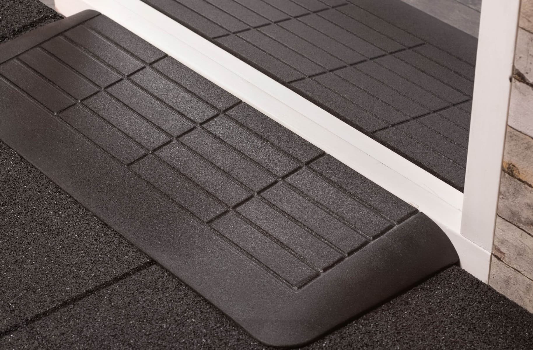 ComfortLine drempelhulp van 100% gerecycled rubber met schuine randen voorbeeld drempelhulp tegen drempel aan