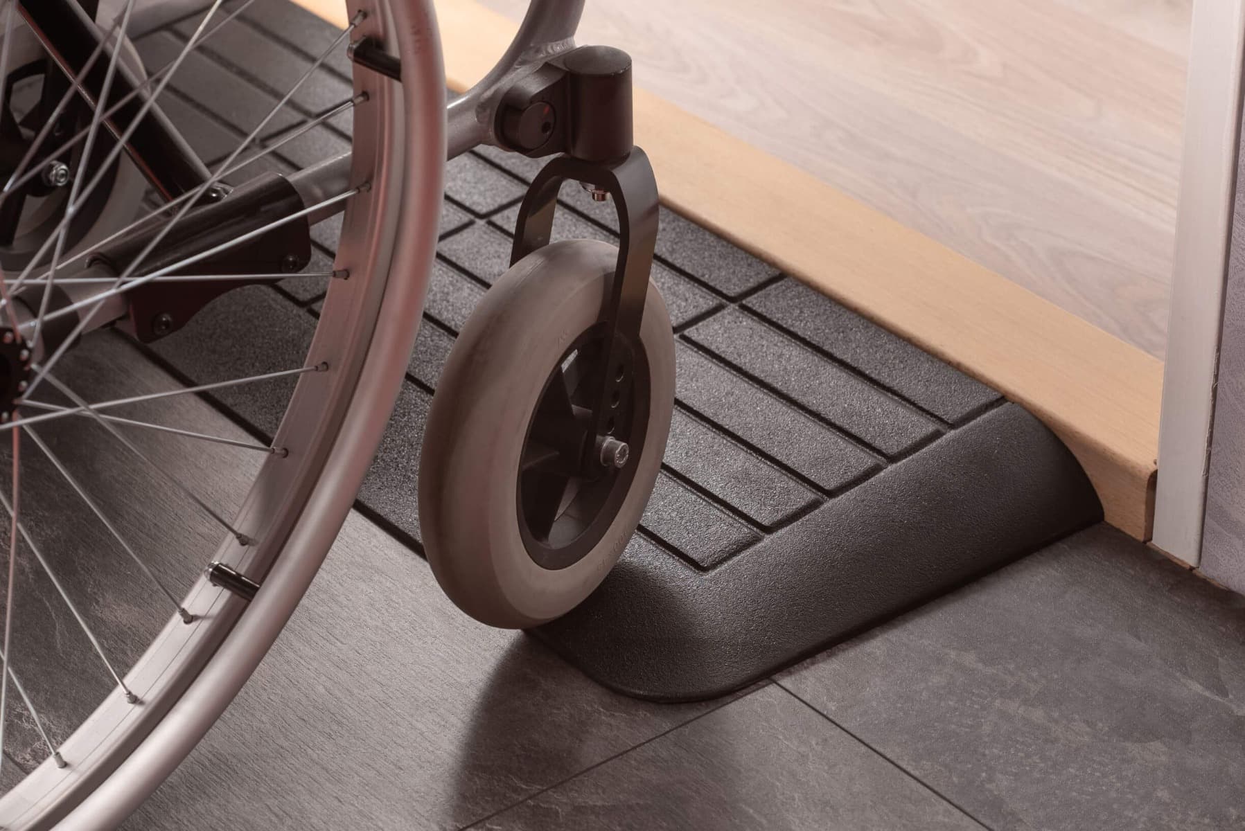 ComfortLine drempelhulp van 100% gerecycled rubber met schuine randen voorbeeld oprijden met rolstoel