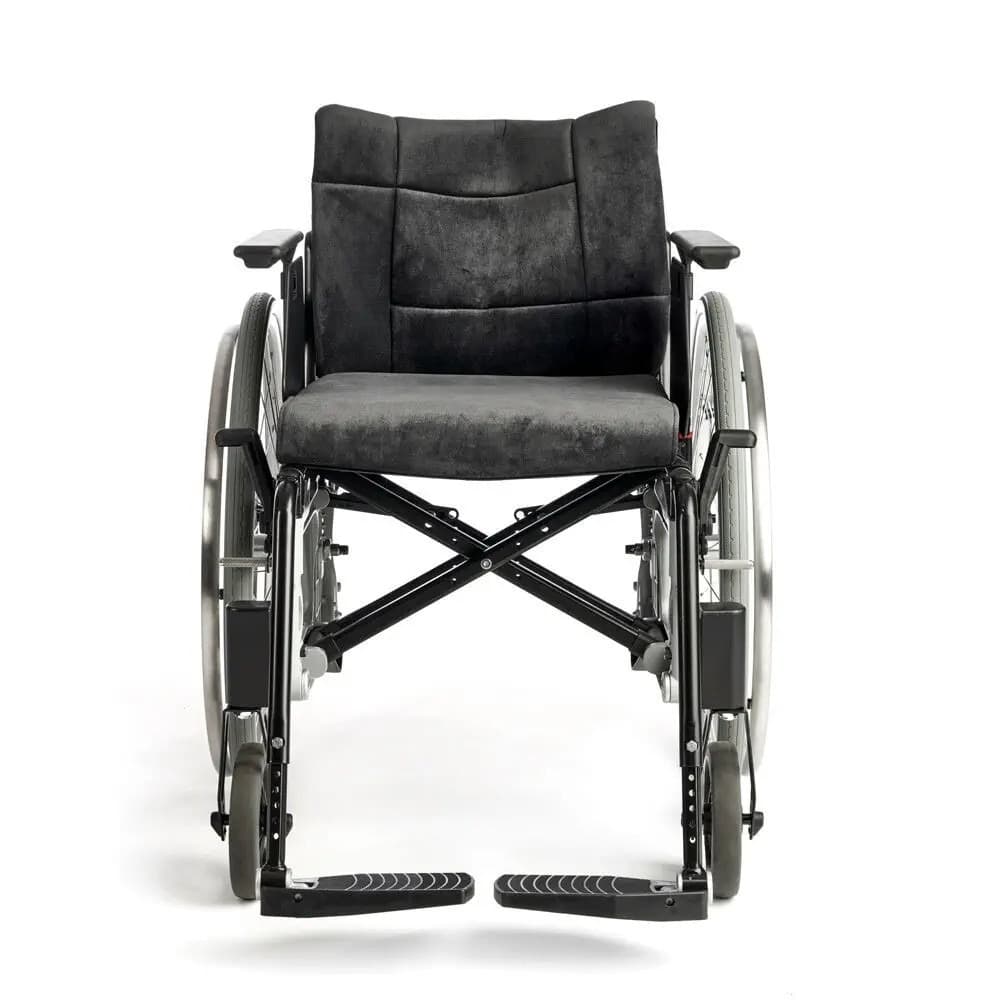 Etac Cross 6 maatwerk rolstoel met gevormde zitting, voetsteunen, duwhandvatten en armleuningen zwarte bekleding en zwart met grijs frame vooraanzicht dubbel kruisframe