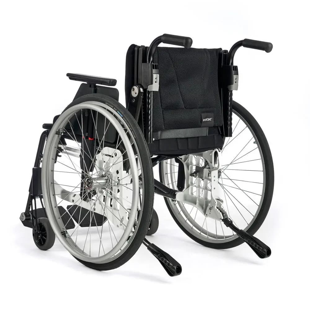 Etac Cross 6 maatwerk rolstoel met gevormde zitting, voetsteunen, duwhandvatten en armleuningen zwarte bekleding en zwart met grijs frame achteraanzicht, anti kiep steunen