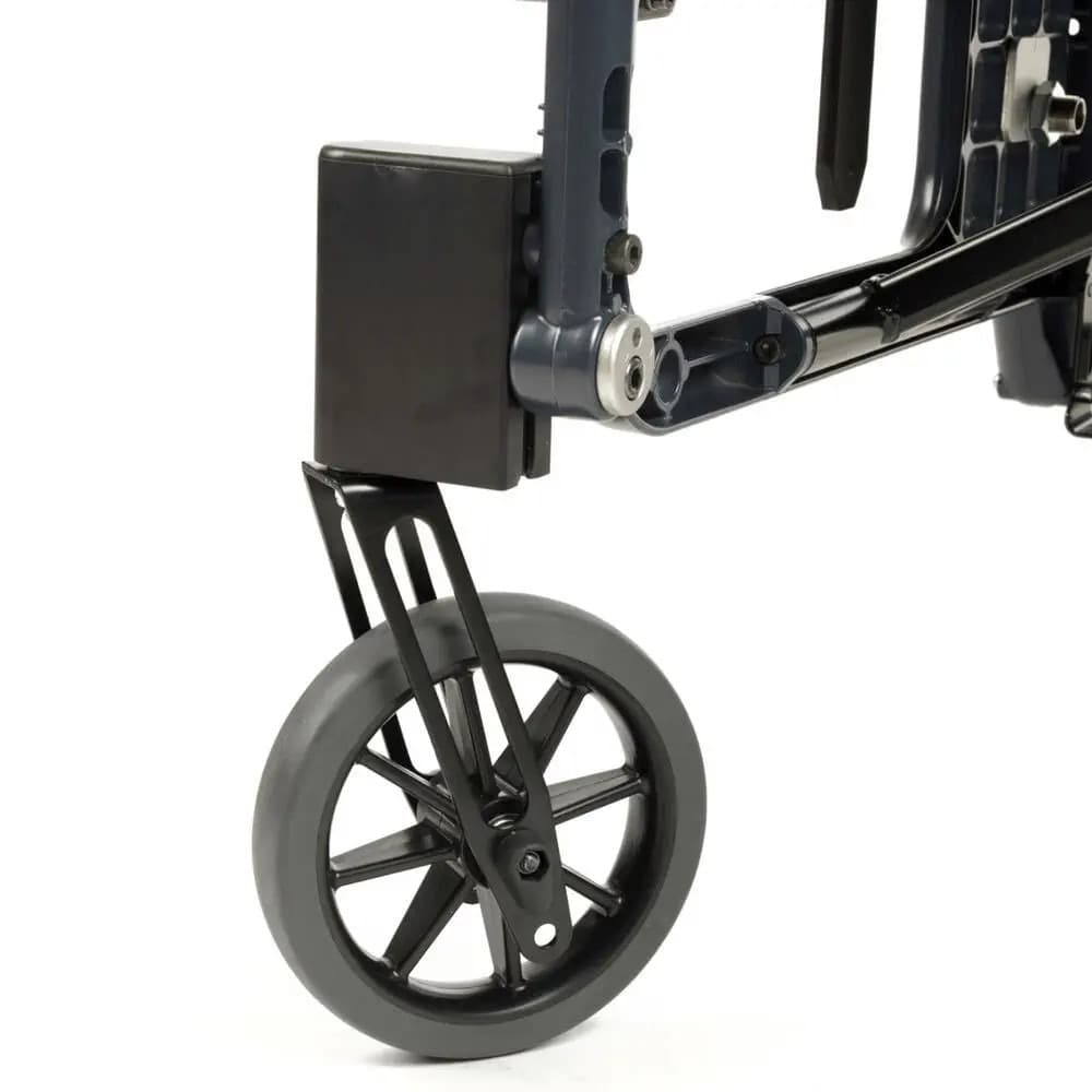 Etac Cross 6 maatwerk rolstoel met gevormde zitting, voetsteunen, duwhandvatten en armleuningen zwarte bekleding en zwart met grijs frame detailfoto zwenkwielen voor meer flexibiliteit