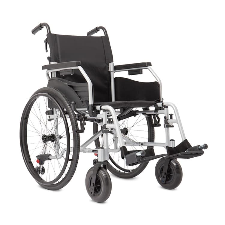 Excel G-Superlite rolstoel lichtgewicht met opklapbare voetsteunen en ergonomische duwhandvatten, zwarte zitting, banden en accenten met aluminium buizen