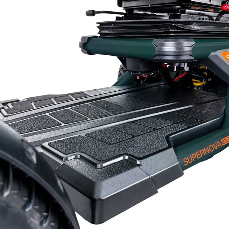 Excel Supernova scootmobiel nebula green groene scootmobiel maxi formaat voetplaat met grip en ruimte voor voeten onder stuurkolom