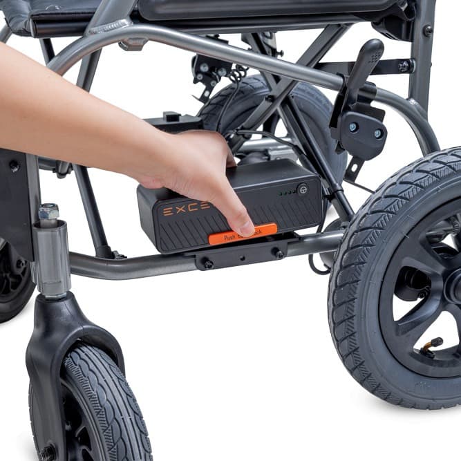 Excel X30R+ elektrische rolstoel met voetsteunen, heupgordel en joystick bediening en zwart frame met lichtgrijze bekleding en stevige zijpanelen accu eenvoudig bereikbaar