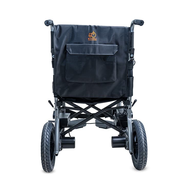 Excel X30R+ elektrische rolstoel met voetsteunen, heupgordel en joystick bediening en zwart frame met lichtgrijze bekleding en stevige zijpanelen achterzijde met tasje
