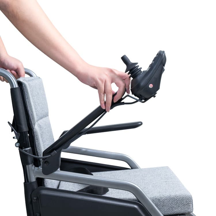 Excel X30R+ elektrische rolstoel met voetsteunen, heupgordel en joystick bediening en zwart frame met lichtgrijze bekleding en stevige zijpanelen opklappen armleuning