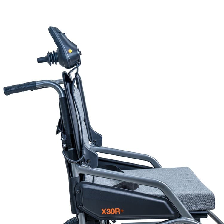 Excel X30R+ elektrische rolstoel met voetsteunen, heupgordel en joystick bediening en zwart frame met lichtgrijze bekleding en stevige zijpanelen armleuningen omhoog