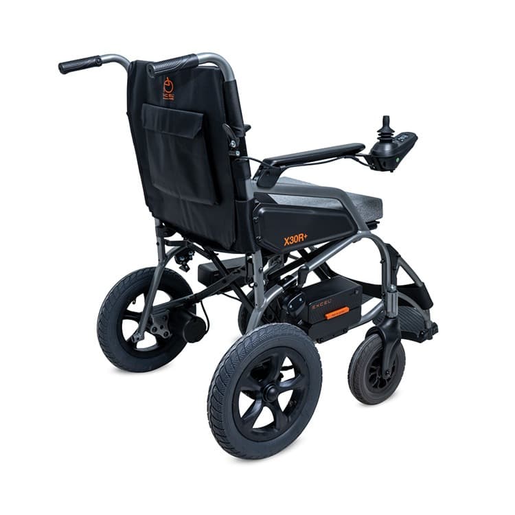 Excel X30R+ elektrische rolstoel met voetsteunen, heupgordel en joystick bediening en zwart frame met lichtgrijze bekleding en stevige zijpanelen schuinachter met zicht op remmen