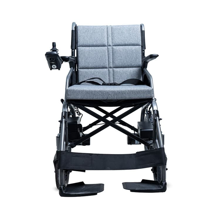 Excel X30R+ elektrische rolstoel met voetsteunen, heupgordel en joystick bediening en zwart frame met lichtgrijze bekleding en stevige zijpanelen vooraanzicht