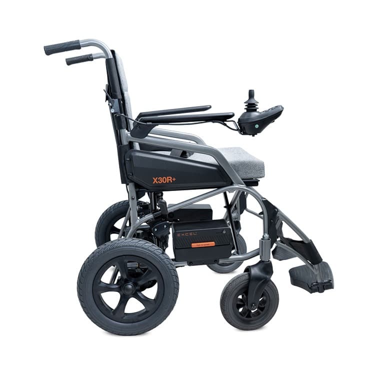 Excel X30R+ elektrische rolstoel met voetsteunen, heupgordel en joystick bediening en zwart frame met lichtgrijze bekleding en stevige zijpanelen zijaanzicht op accu en oranje tekst en logo van Excel op de zijkant