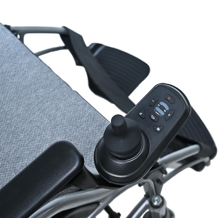 Excel X30R elektrische rolstoel met voetsteunen en joystick bediening en zwart frame met lichtgrijze bekleding detailfoto bediening met joystick, diverse standen en eenvoudig afleesbaar