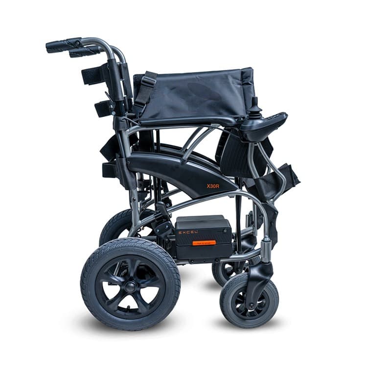 Excel X30R elektrische rolstoel met voetsteunen en joystick bediening en zwart frame met lichtgrijze bekleding in de breedte opgevouwen tot een compact model