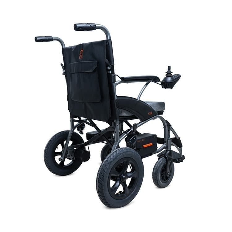 Excel X30R elektrische rolstoel met voetsteunen en joystick bediening en zwart frame met lichtgrijze bekleding achter aanzicht met klein tasje op de rugleuning
