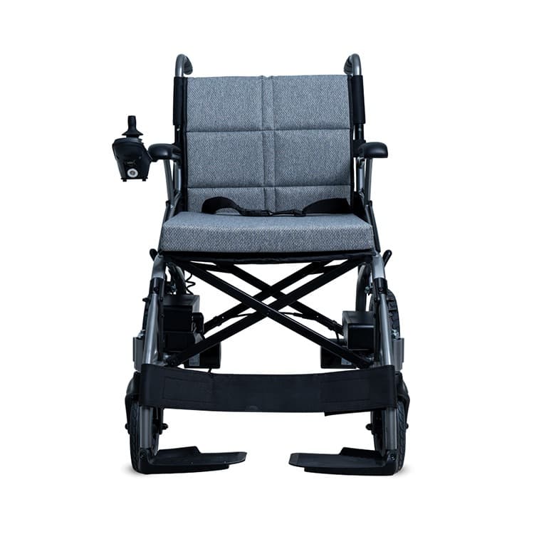 Excel X30R elektrische rolstoel met voetsteunen en joystick bediening en zwart frame met lichtgrijze bekleding vooraanzicht met heupgordel